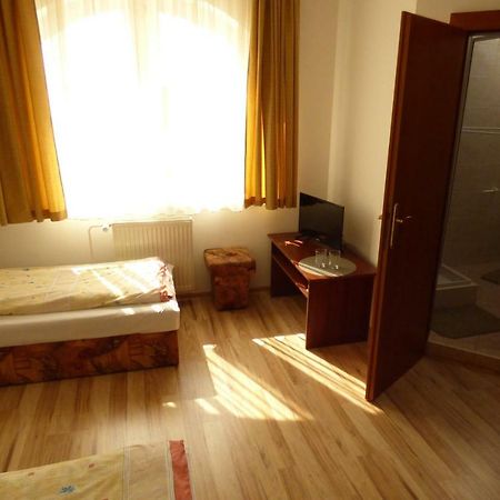 Vazinka Hotel Madunice Esterno foto