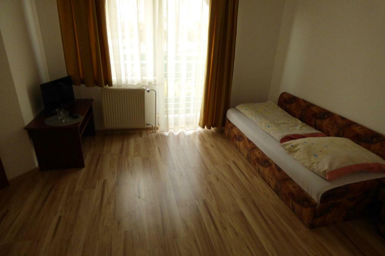 Vazinka Hotel Madunice Esterno foto
