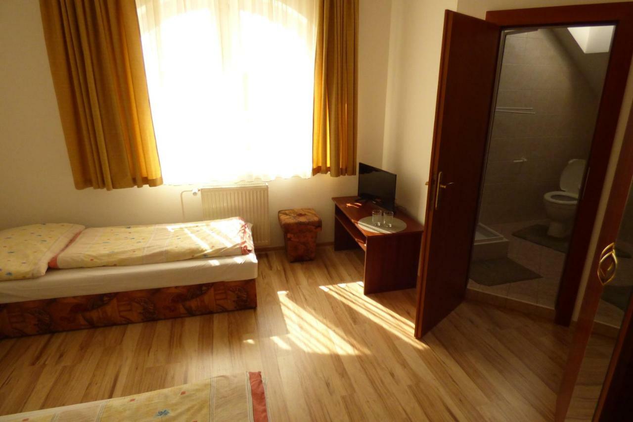 Vazinka Hotel Madunice Esterno foto
