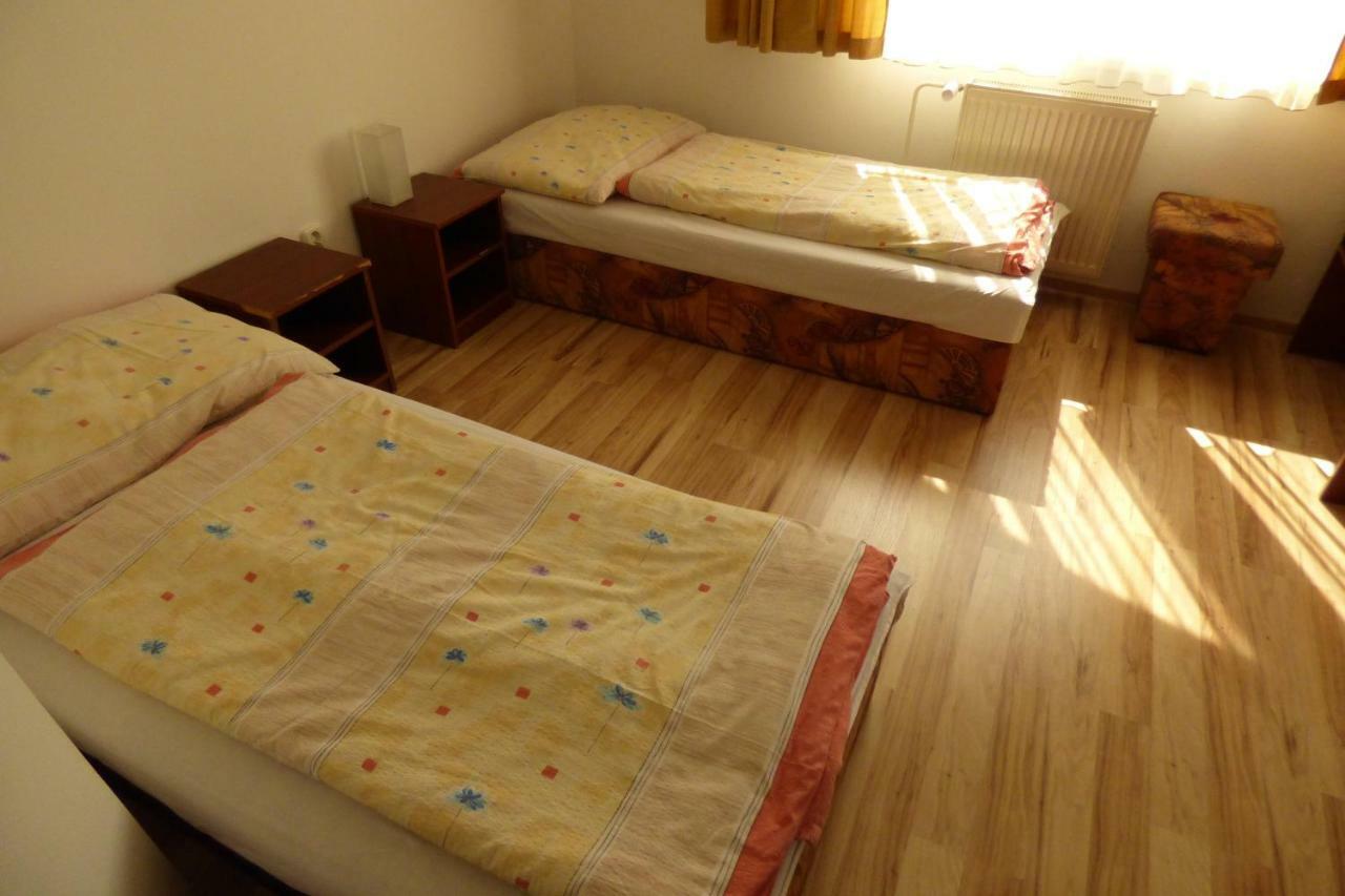 Vazinka Hotel Madunice Esterno foto
