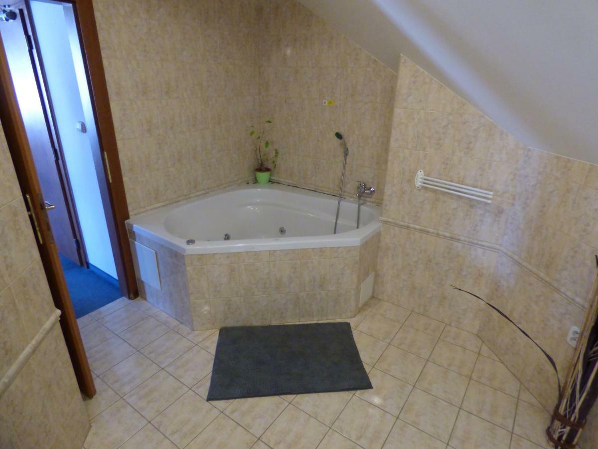 Vazinka Hotel Madunice Esterno foto